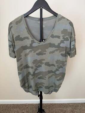 ☀️American Eagle Soft & Sexy Camo V-Neck T-Shirt XS